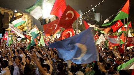 V ulicích Istanbulu vítaly aktivisty tisíce Turk (3. ervna 2010)