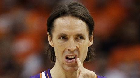 AU. Steve Nash z Phoenixu Suns po jednom z mnoha úder do oblieje bhem play-off