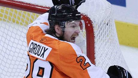 Claude Giroux z Philadelphie Flyers se raduje z rozhodující trefy do sít Chicaga Blackhawks.