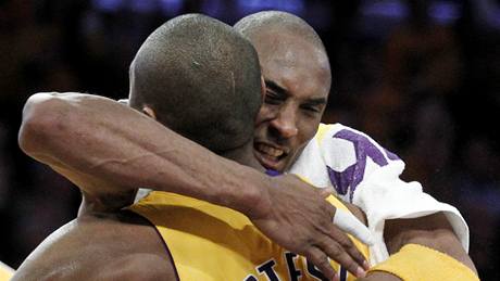 Kobe Bryant a Ron Artest z LA Lakers slaví výhru v prvním finále NBA proti Bostonu Celtics