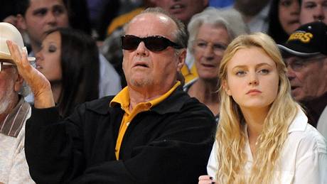 Herec Jack Nicholson pihl se svoj dcerou Lorraine Nicholsonou prvnmu finle NBA mezi LA Lakers a Bostonem Celtics