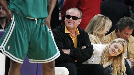 Herec Jack Nicholson pihlíí se svojí dcerou Lorraine Nicholsonovou prvnímu finále NBA mezi LA Lakers a Bostonem Celtics. Vlevo Tony Allen z Bostonu