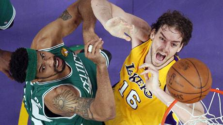 Rasheed Wallace (vlevo) z Bostonu Celtics a Pau Gasol z LA Lakers