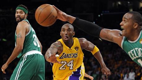 Momentka z finále NBA: Rasheed Wallace (vlevo) a Glen Davis z Bostonu Celtics, urposted pak Kobe Bryant z LA Lakers