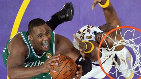 Glen Davis (vlevo) z Bostonu Celtics zakonuje pes Lamara Odoma z LA Lakers