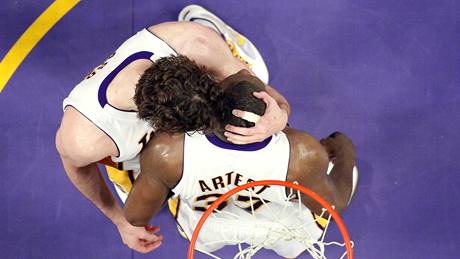 Pau Gasol a Ron Artest z LA Lakers se objímají bhem finále NBA s Bostonem Celtics
