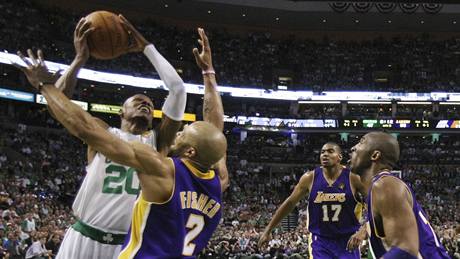 Ray Allen (vlevo) z Bostonu Celtics zakonuje pes Dereka Fishera z LA Lakers