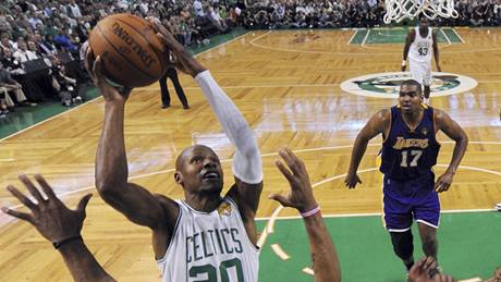 Ray Allen (vlevo) z Bostonu Celtics zakonuje pes Dereka Fishera z LA Lakers