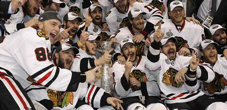 VNÁ SLÁVA. Pro vítze Stanley Cupu. Radují se hokejisté Chicaga.