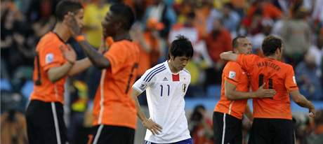 SM MEZI TULIPNY. Japonsk fotbalista Keiji Tamada smutn odchz ze hit po prohe s Nizozemskem.