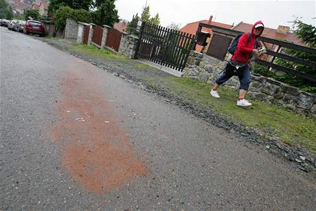 Vrah zastelil v Brn expolicistu z kauzy soudce Berky. Na snímku stopy krve zasypané pískem na ulici Prokopv kopec (16.6.2010)