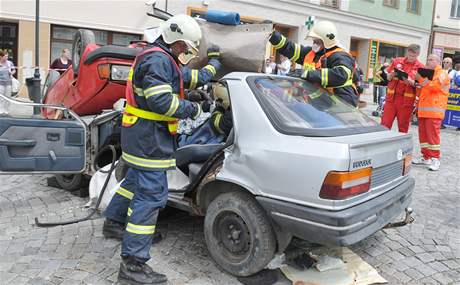 Krajsk sout hasi ve vyproovn zrannch z havarovanch vozidel na nm.TGM v Boskovicch (15.6.2010)