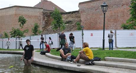 Nedaleko sesunutch hradeb piberku se lid osvuj v jezrku. (17.6.2010)