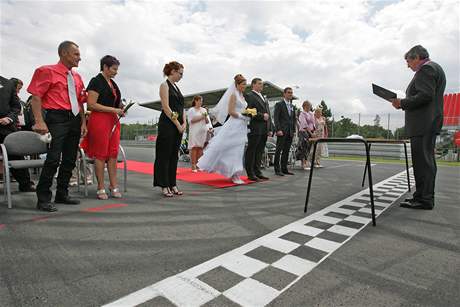 Novomanel Martin Admek a Monika Skipalov se vzali na startu Masarykova okruhu v Brn (19.6.2010)