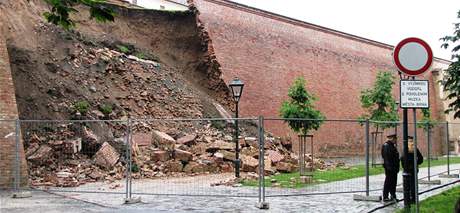 Zdi Špilberku rozložil déšť, zdivo spadlo před akcí festivalu Divadelní svět na hradě (16. červen 2010)
