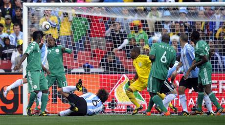 1:0 PRO HVZDNOU ARGENTINU. Gabriel Heinze (dole) se podn opel do hlaviky a vstelil tak vedouc gl sv Argentiny do st Nigrie.