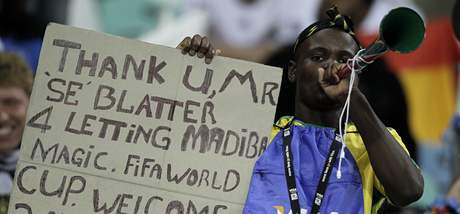 DKUJEME, PANE BLATTERE. Africký fanouek je vdný éfovi FIFA Blatterovi, e nedovolí zákaz oblíbených vuvuzel.