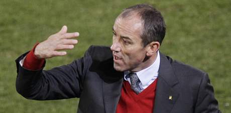 Paul Le Guen, trenr Kamerunu, udl svm svencm pokyny bhem utkn s Dnskem. 