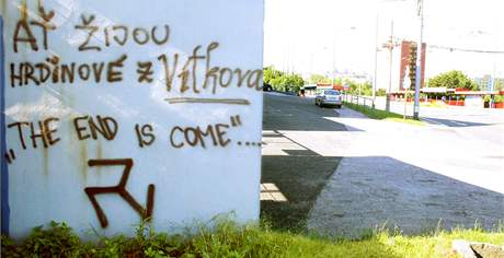 Extremistický nápis spolu s tíramennou svastikou na vstupní brán fotbalového stadionu Bazaly ve Slezské Ostrav. (18. ervna 2010)