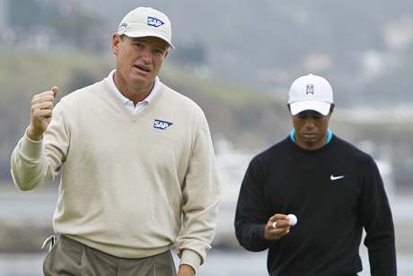 Ernie Els a Tiger Woods, druh kolo US Open 2010.