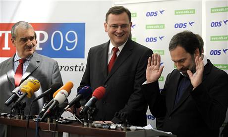 Lídr ODS Petr Neas (uprosted), pedseda TOP 09 Karel Schwarzenberg (vlevo) a pedseda Vcí veejných Radek John na tiskové konferenci po spoleném jednání v Praze. (17. ervna 2010)
