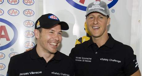 Pi píleitosti nedávné Velké ceny Kanady se Jacques Villeneuve (vlevo) nechal nafotit se svým dávným sokem Michaelem Schumacherem.
