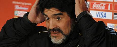 CO JE TO ZA OTÁZKU? Argentinský trenér Diego Maradona na tiskové konferenci.