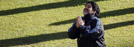 PROBOHA Argentinský trenér Diego Maradona bhem tréninku.
