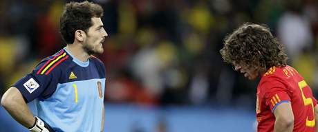 ZKLAMN Iker Casillas (vlevo) a Carles Puyol nemohou uvit, e panlsko na mistrovstv svta podlehlo vcarsku.