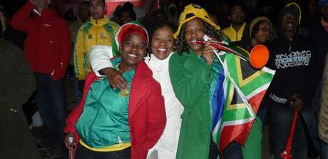 Trojice jihoafrických fanynek v zón pro fanouky v Johannesburgu.