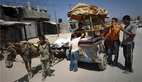 Palestinské dti si kupují zmrzlinu na severu pásma Gazy (16. ervna 2010)