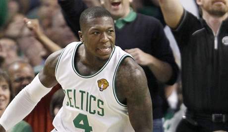 Nate Robinson z Bostonu Celtics slaví trefu v duelu s LA Lakers