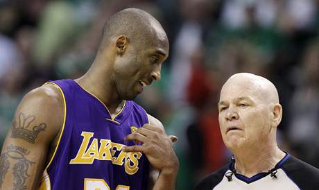 Kobe Bryant z LA Lakers naeptv rozhodmu Joeymu Crawfordovi