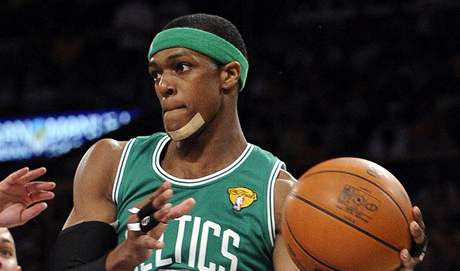 Rajon Rondo z Bostonu Celtics najd pod ko v sedmm finle NBA proti LA Lakers