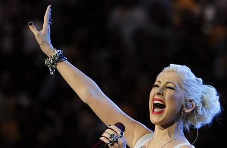 Zpvaka Christina Aguilera pje hymnu Spojench stt ped sedmm finle NBA