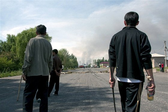 Etnití Uzbekové se brání molotovy a tyemi u msta O na jihu Kyrgyzstánu (12. ervna 2010)