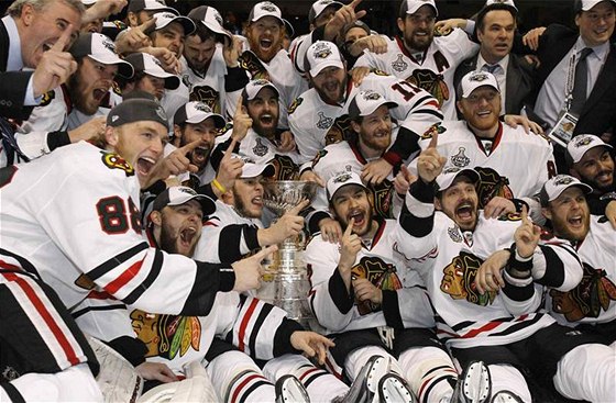 Hokejisté Chicaga získali Stanley Cup po 49 letech