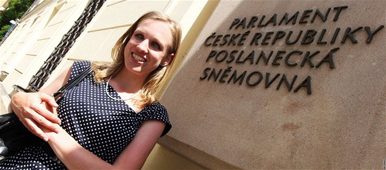 Poslankyn Vcí veejných Lenka Andrýsová ped Snmovnou. (10.6. 2010)