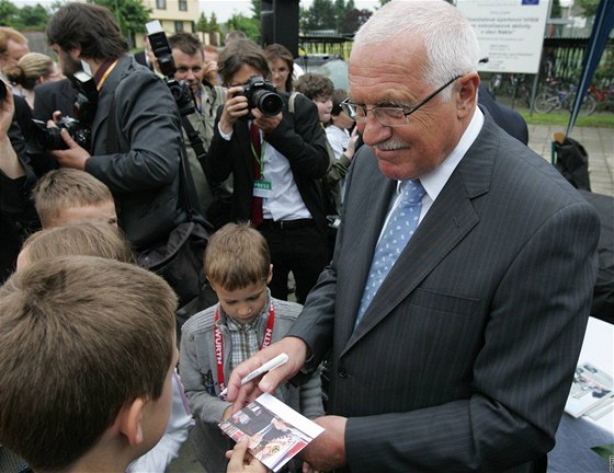 Prezident Václav Klaus bhem návtvy Olomouckého kraje letos 14. ervna. Ve stejný den se odehrál incident na Horním námstí v Olomouci.