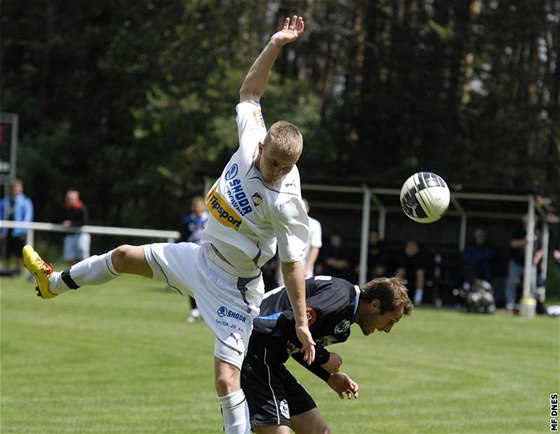 HLAVIKOVÝ SOUBOJ fotbalist bhem pípravného utkání mezi Plzní a Kladnem.