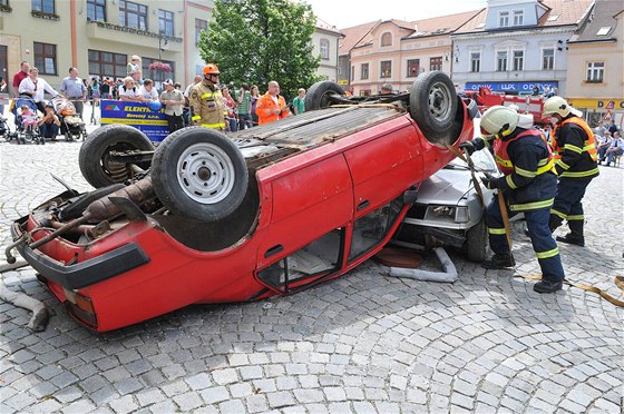 Krajská sout hasi ve vyproování zranných z havarovaných vozidel na nám.TGM v Boskovicích (15.6.2010)