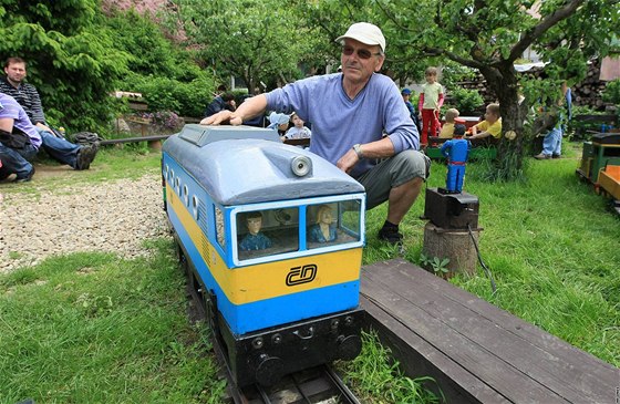 Milo Ková provozuje v brnnských Obanech na zahrad rodinného domku malou eleznici
