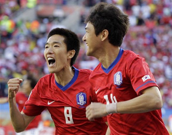 Korejec ong-su (vpravo) se raduje se spoluhráem ong-uem ze svého gólu do sít ecka.