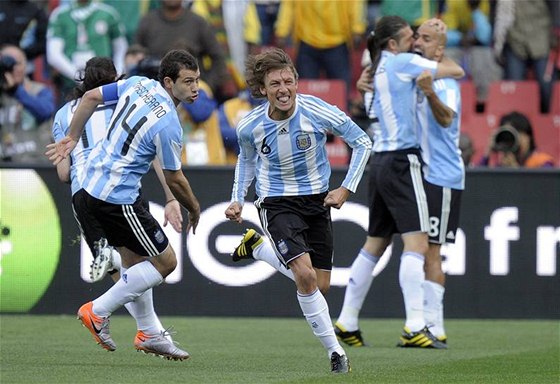 Argentinský obránce Gabriel Heinze slaví svóu trefu v zápase s Nigérií.