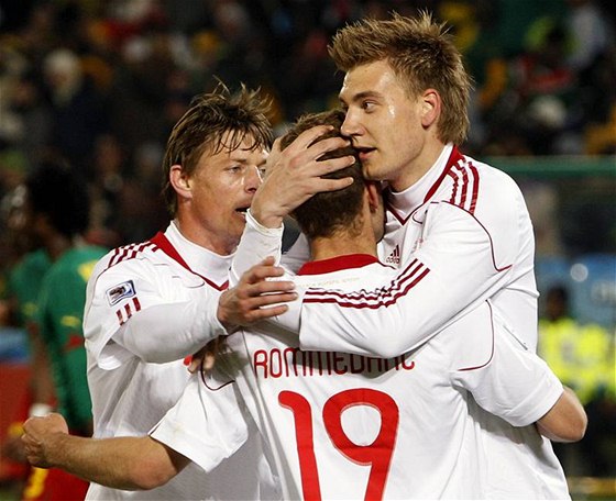 Dántí fotbalisté se na letoním mistrovství svta radují z Bendtnerova gólu do sít Kamerunu; astný stelec je vpravo