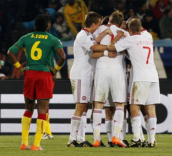 NEZÁVIDNÍHODNÝ POHLED. Kamerunec Song (vlevo) sleduje oslavy druhého gólu Dán.