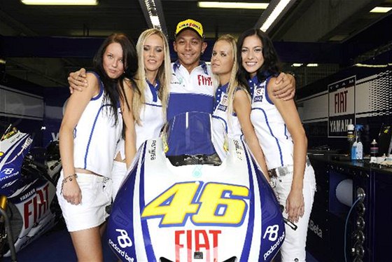 Tyhle dívky se podívaly do stáje Fiat Yamaha Teamu a jeho jezdce Valentina Rossiho loni