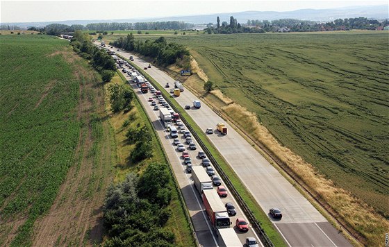 Dopravu na D1 za Prahou zkomplikovalo zúení do dvou pruh. Ilustraní foto