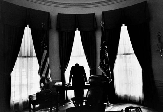 John F. Kennedy v Oválné pracovn Bílého domu.