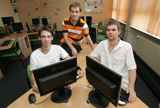 Loňští středoškoláci Martin Kauer (vlevo) a Jiří Travěnec (vpravo) vytvořili počítačový program na ovládání školní počítačové učebny. Nakonec ho s pomocí svého učitele informatiky Libora Kubese (vzadu) zdokonalili a šli s ním na trh.